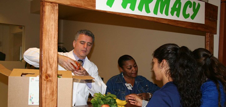 article-farmacy-stand-735-350