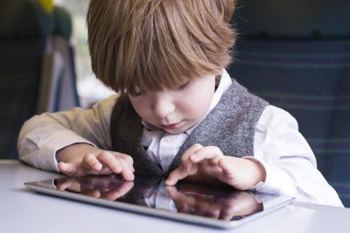 kid-using-ipad
